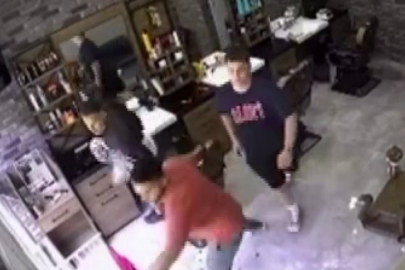 Bursa'da deprem panikletti: Berber ve müşteri kaçıştı