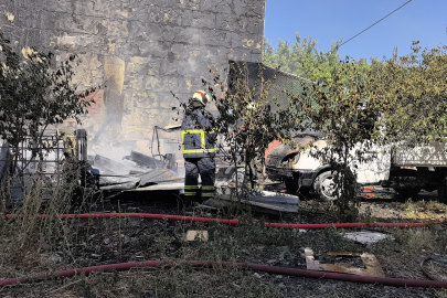 Bursa'da yangın paniği: Apartman ve araçlar alev aldı