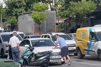 Bursa’da yol verme tartışması: Sürücü otomobilin sileceğini kırdı