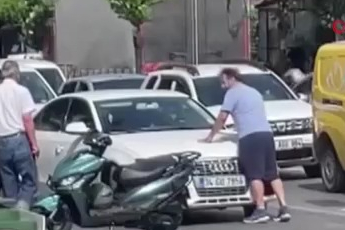 Bursa’da yol verme tartışması: Sürücü otomobilin sileceğini kırdı