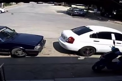 Otomobil ile motosikletin çarpıştığı kaza kamerada