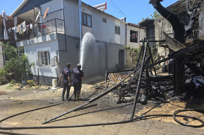 Çardak yangını mahalleliyi korkuttu
