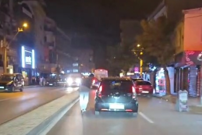 Bursa’da canını hiçe saydı: Scooter ile araca tutunarak yol aldı