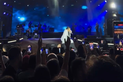 Bayhan’dan sahnede talihsiz kaza: Seyirci nefesini tuttu