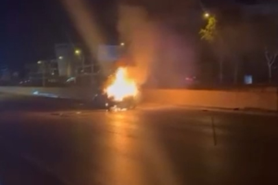 Bursa'da bir otomobil alev alev yandı