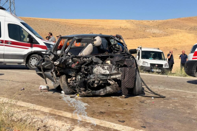 İki araç kafa kafaya çarpıştı: 1 ölü, 4 yaralı