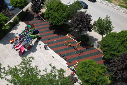 İnegöl’de çocuk parklarına güvenli zemin