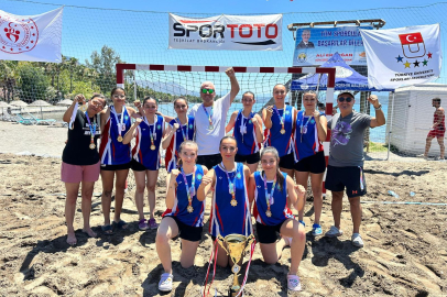 BUÜ Kadın Hentbol Takımından çifte şampiyonluk