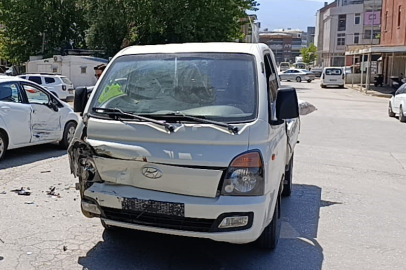 Bursa’da otomobille kamyonet çarpıştı: 2’si çocuk 3 yaralı