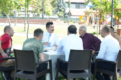 Yenişehir'de başkan makamını parka taşıdı