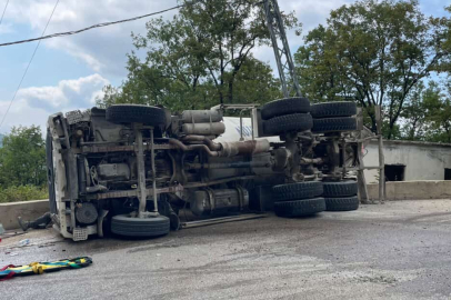 Beton mikseri devrildi: 2 yaralı