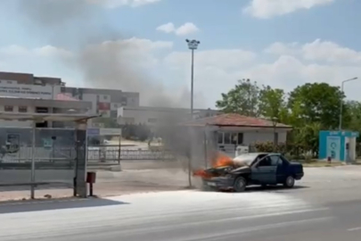 Seyir halindeki otomobil alev alev yandı