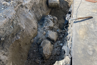 Tünel çevresinde toprak kaydı, 2 işçi göçük altında kaldı