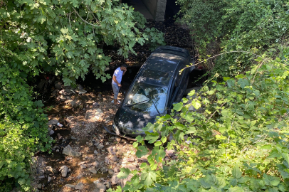 Aracını park etmek isterken 7 metrelik kanala düştü