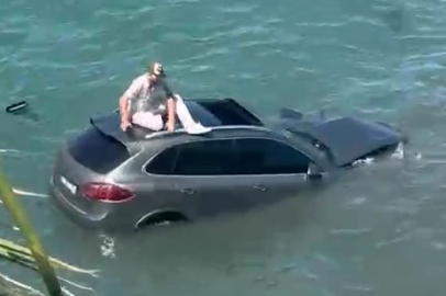 Ayvalık'ta otomobil denize uçtu