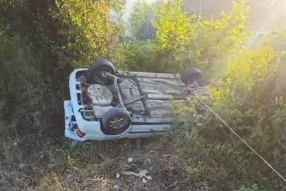 Otomobil direksiyon hakimiyetini kaybetti, şarampole uçtu