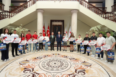 Bursa’nın LGS birincileri Vali Ayyıldız’ın konuğu oldu