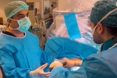 Minik hastaya büyük müdahale: Taş 4 mm’lik tünelle alındı