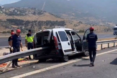 Hafif ticari araç bariyerlere saplandı: 2 ölü