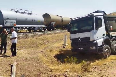 Tren kamyona çarptı: 1 yaralı