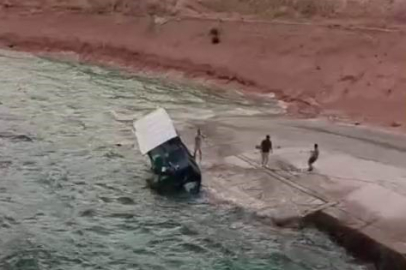 Kıyıdaki tekne rüzgarın etkisiyle suya gömüldü