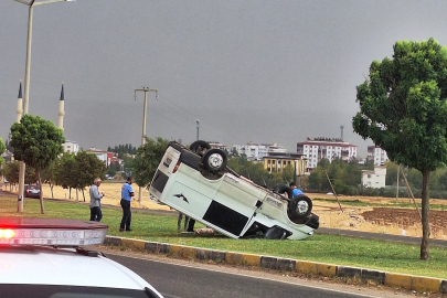 Takla atan minibüsten yara almadan kurtuldu