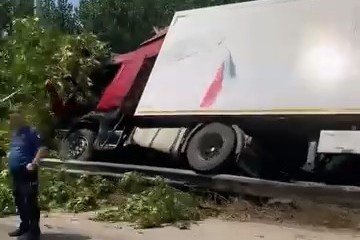 Bursa'da kontrolden çıkan TIR bariyerlere çarptı: 1 yaralı