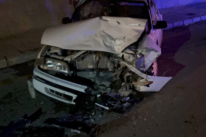 Otomobiller kafa kafaya çarpıştı: 3’ü çocuk 6 yaralı