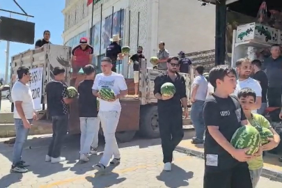 Bursa'da karpuz bayramı: Vatandaşlara kamyonlarca karpuz dağıtıldı