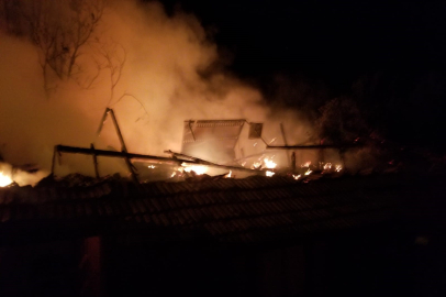 Yangında 2 ev, 2 garaj ve 1 ahır kül oldu
