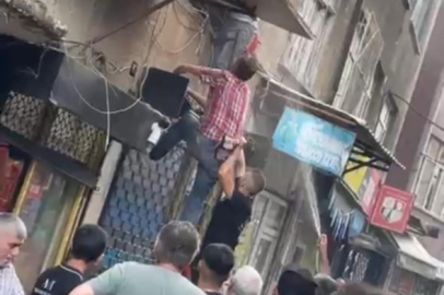 Bursa'da alevlerin arasında kalan kadını mahalleli kurtardı