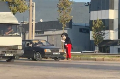 Bursa’da 'Miki Fare' trafik ışıklarında peçete sattı, yüzler güldü