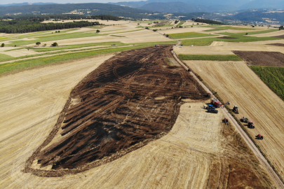 Yangını görünce balya makinesini bıraktı, yangın tüpüyle müdahale etti