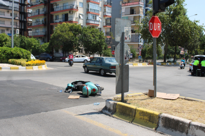 Otomobille çarpışan motosikletteki iki kişi yaralandı