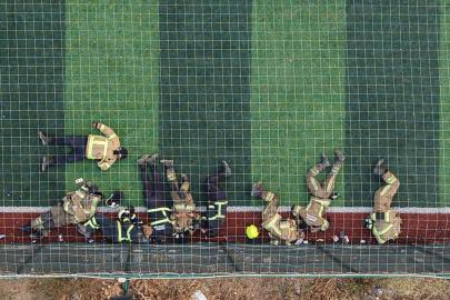 Bursa'da yangınla mücadele eden itfaiyeciler halı sahada dinlendi