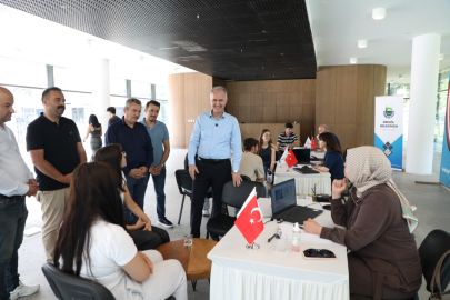 Başkan Taban tercih danışmanlığı standında öğrencilerle buluştu