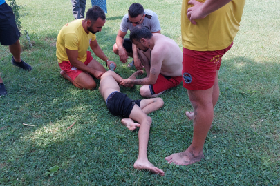 Boğulma tehlikesi geçiren çocuğu babası kurtardı