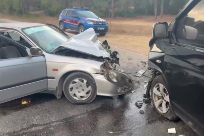 Otomobil ile ticari araç çarpıştı: 3 yaralı