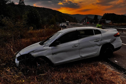 Bursa'da kamyonetin sıkıştırdığı otomobil tarlaya uçtu: 5 yaralı