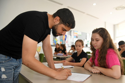 Osmangazi’de yabancı öğrenciler çocuklara İngilizce eğitimi veriyor.