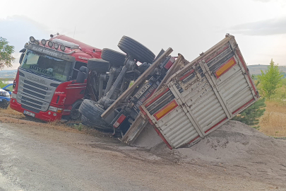 Bursa’da kaygan yolda facia: Tır devrildi, sürücü yaralı