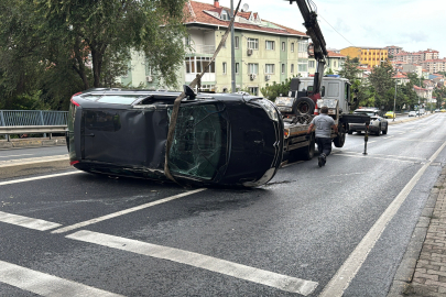 Direksiyon hakimiyetini kaybeden araç takla attı, sürücü yaralı