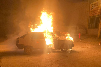 Bursa'da motor kısmından çıkan yangın otomobili kül etti 