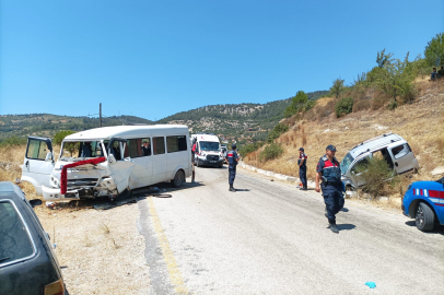 Minibüs ile ticari araç çarpıştı: 3'ü ağır 8 yaralı