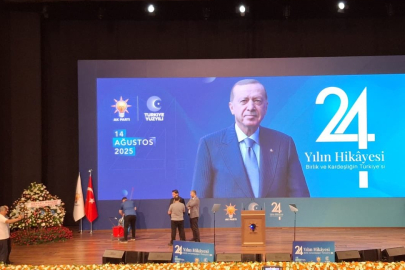 Bahçeli’den AK Parti’ye 24. yıla özel anlamlı çelenk