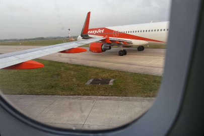 EasyJet’a ait iki yolcu uçağı taksi sırasında çarpıştı