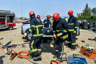 Bursa'da itfaiyecilere sıkı eğitim: Tatbikatlar gerçeği aratmıyor