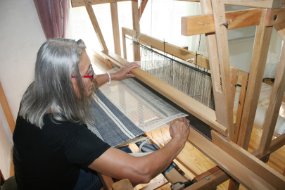 “Doğa kirlenmesin” diye tezgâh kurdu: Geri dönüşümle üretiyor