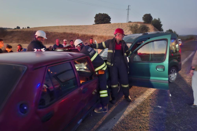 2 araç kafa kafaya çarpıştı: 2 ölü, 1 yaralı