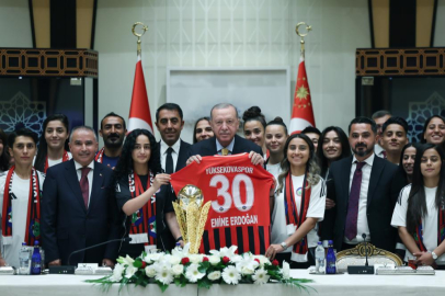 Cumhurbaşkanı Erdoğan, Yüksekovaspor Kadın Futbol Takımı'nı kabul etti